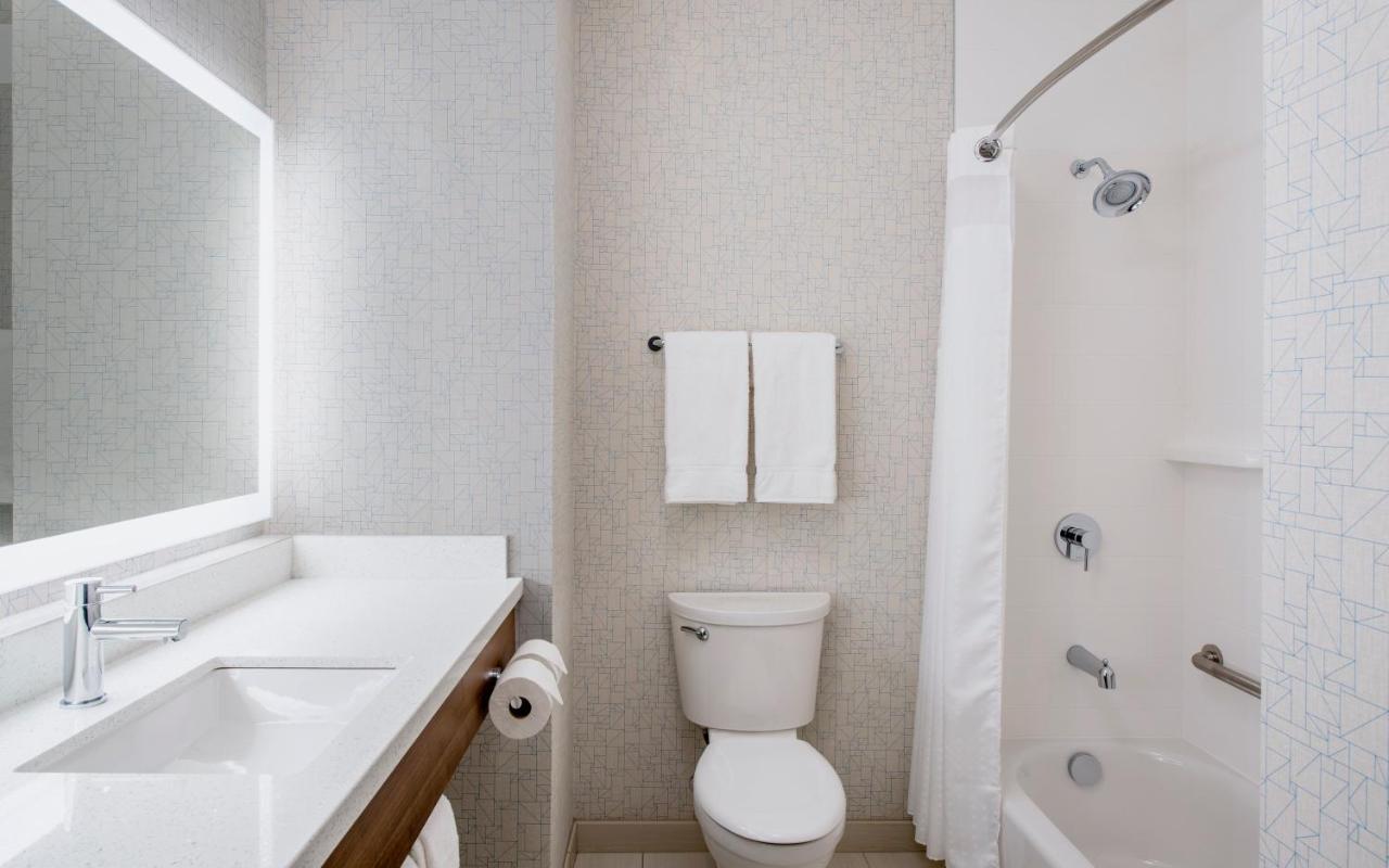 Holiday Inn Express & Suites Kelowna - East By Ihg מראה חיצוני תמונה